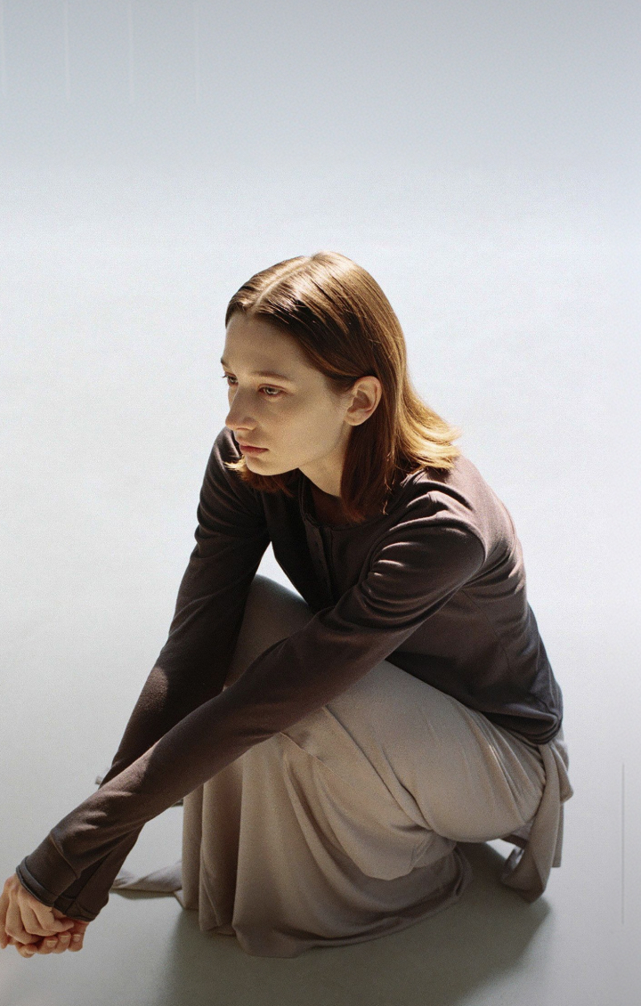 blured_인사일런스우먼
베이스라인 26SS