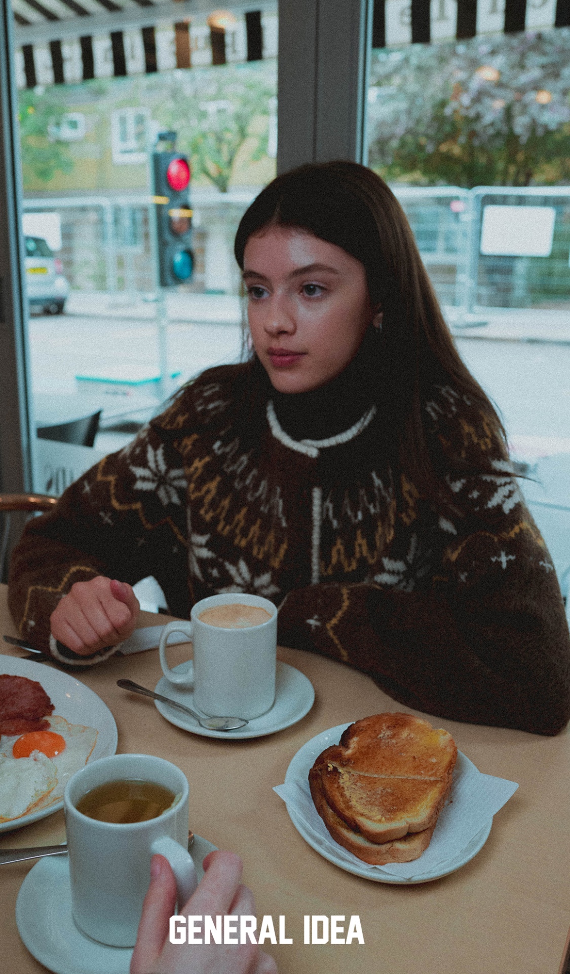 blured_ 
 제너럴아이디어 