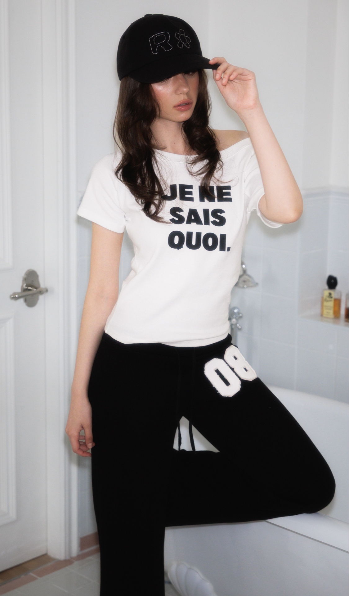 blured_미니멀한 레터링
데일리 원숄더 티셔츠