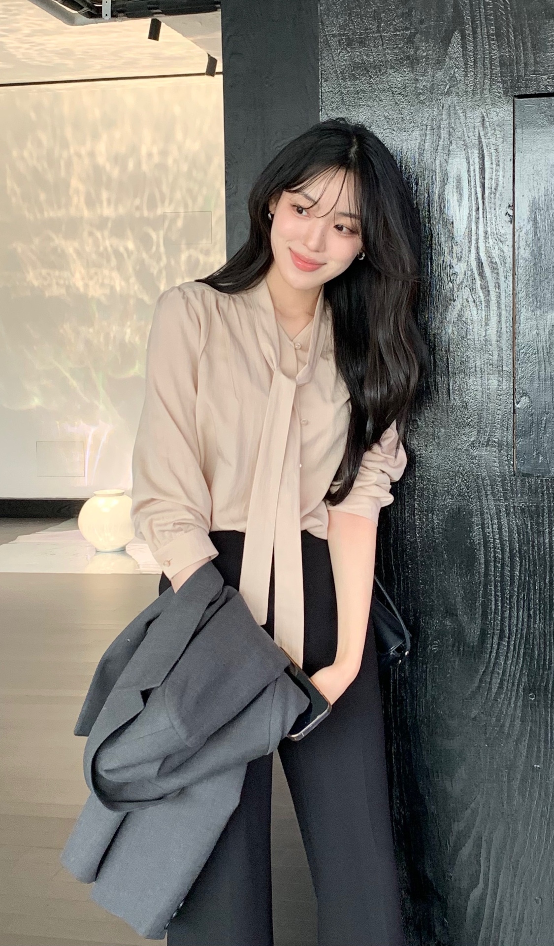 blured_클라비스가 제안하는
하객룩의 정석