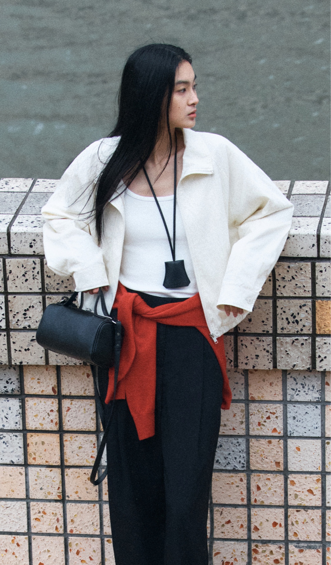 blured_가볍게 걸치는 아우터
정제된 실루엣