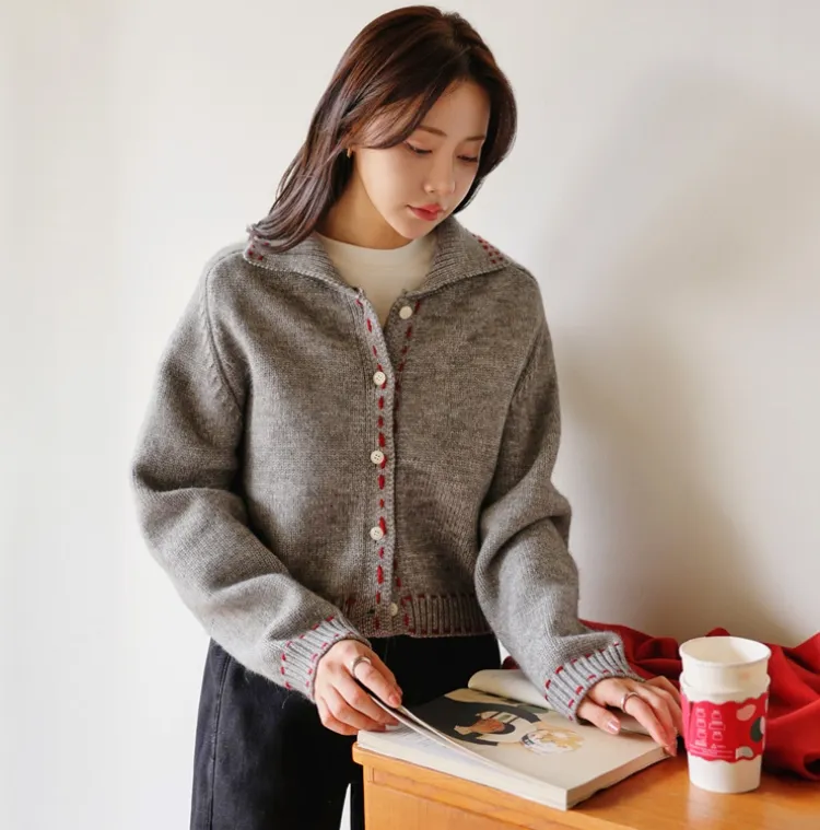 입는 순간, 귀염 주의보
스티치버튼 카라니트