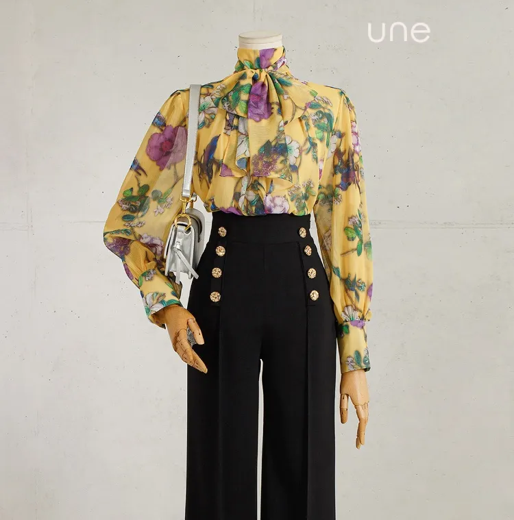 어디서든 돋보이는
럭셔리 스카프넥 블라우스