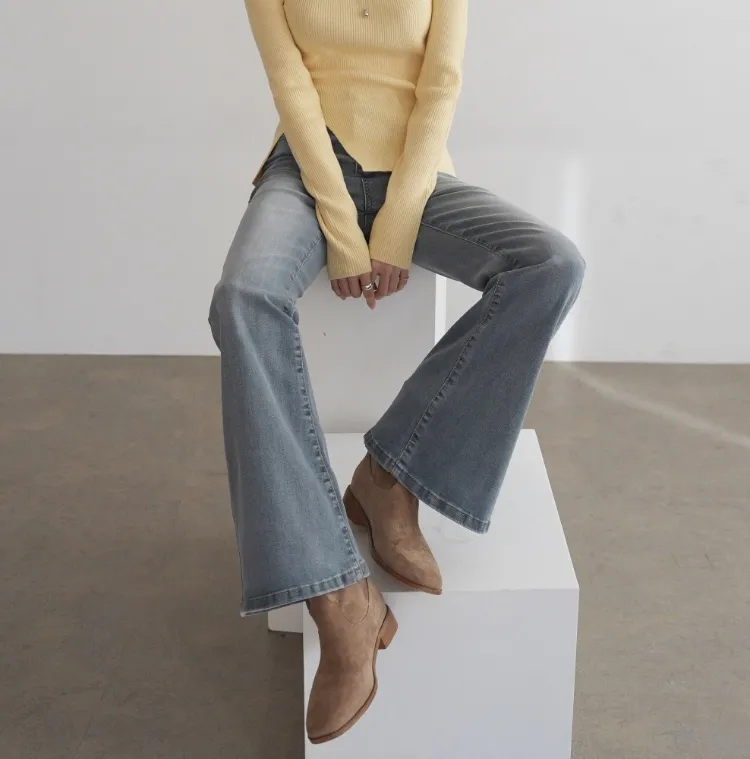 무릎 아래로 자연스럽게
퍼지는 데님 부츠컷팬츠