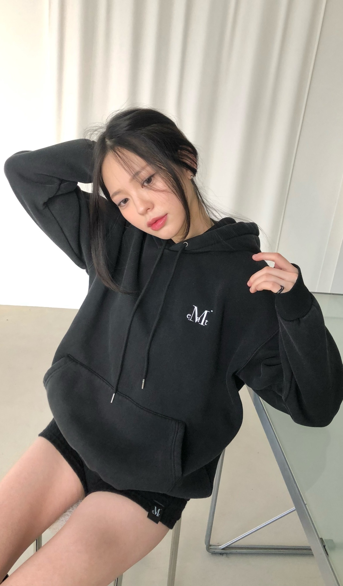 blured_Basic hood
베이직 로고 후드 티