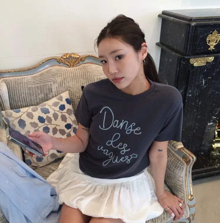 유미 PICK
체인자수 라운드넥 티셔츠