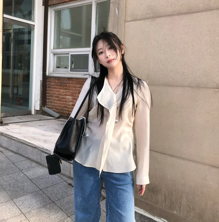 유진 PICK
셔링 버튼 블라우스