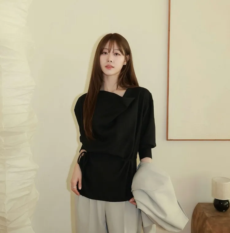 모델 이여민 PICK
루즈핏 카울넥 블라우스