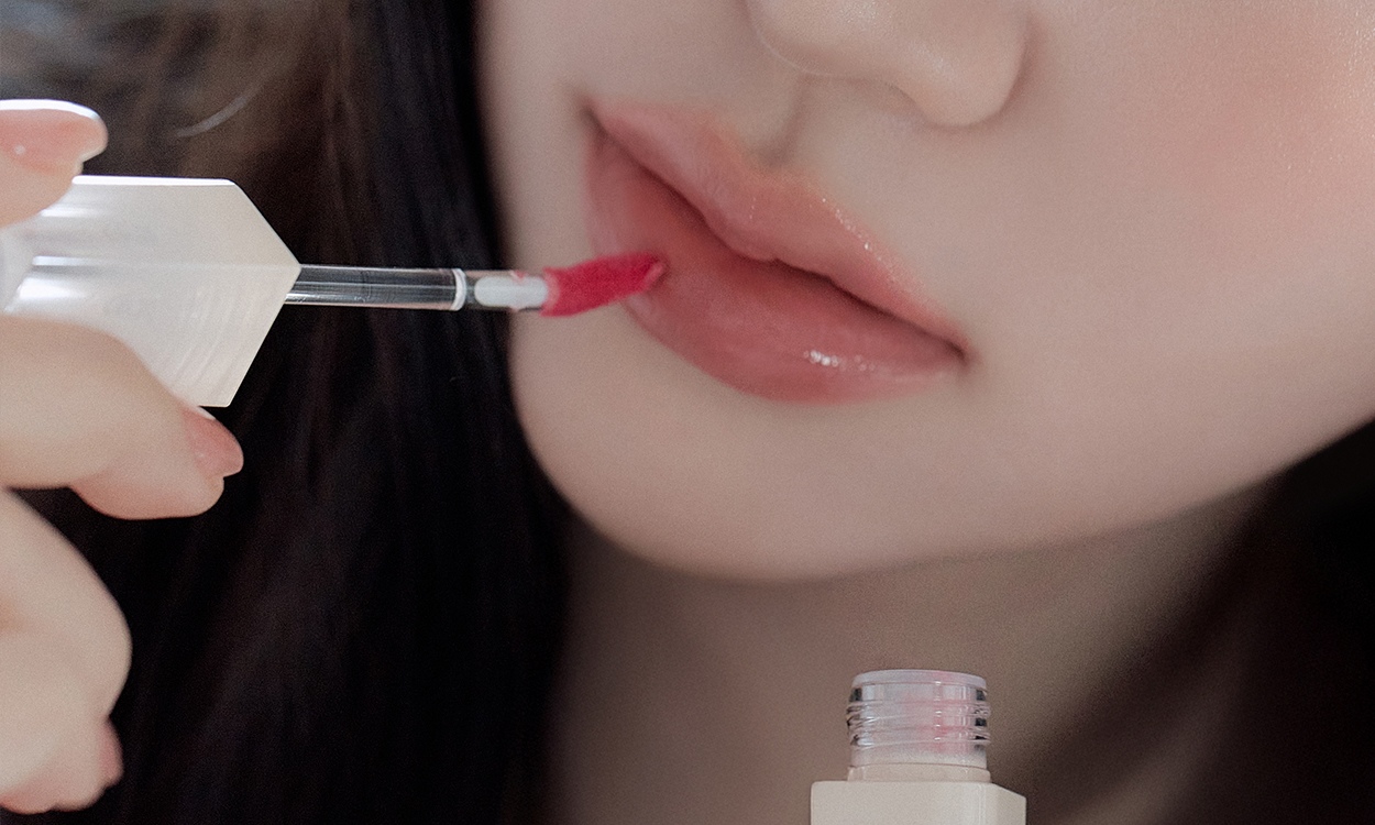 입술 위 물빛랩핑
듀이 볼륨 틴트