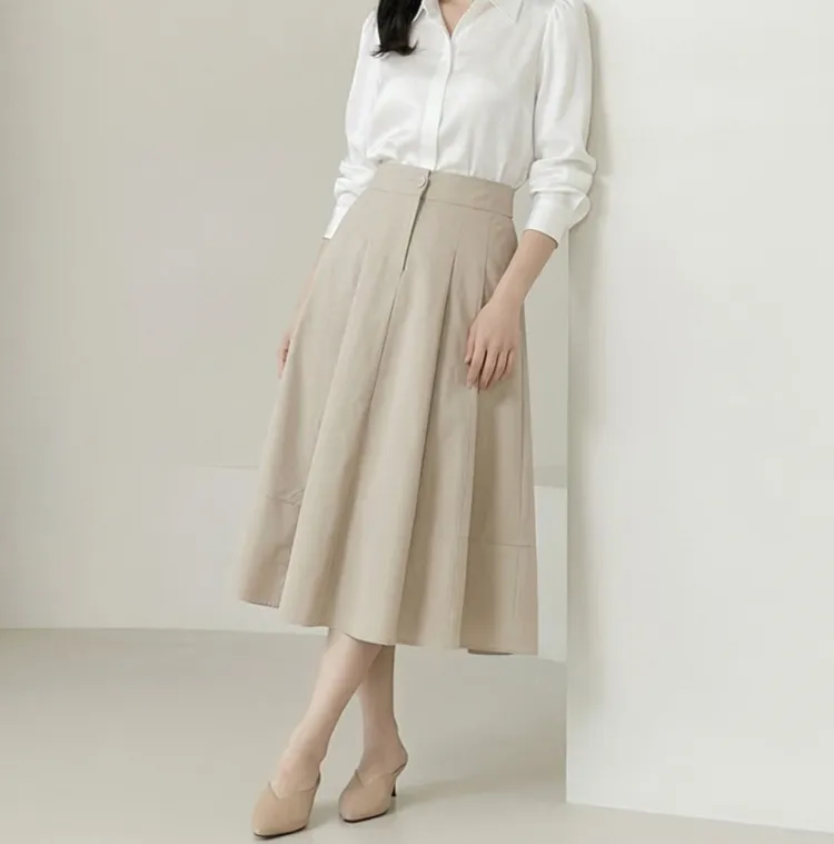 단아한 무드로 하객룩까지
페미닌 뒷밴딩 롱스커트