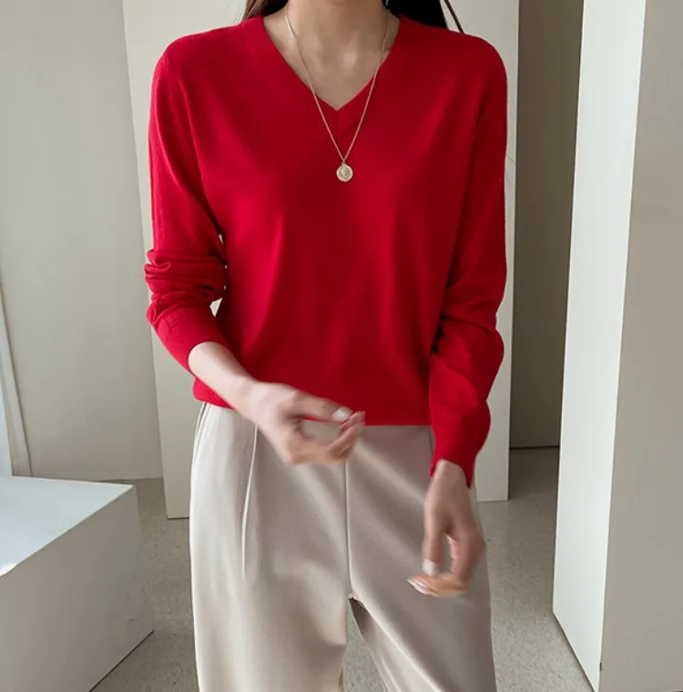 부드러운 소재감의
비스코스 브이넥 니트