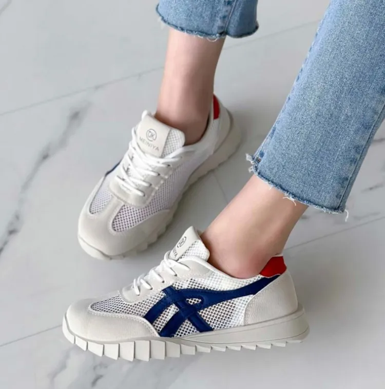 메쉬소재로 답답함 없이
브이렛 스니커즈