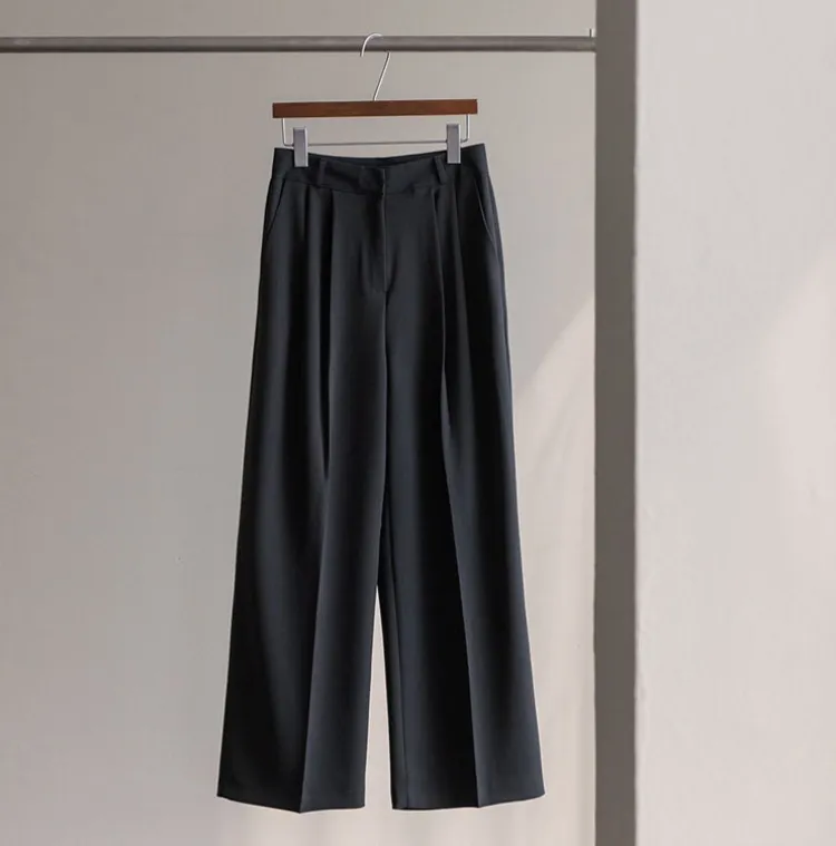 하체 완벽 커버
쿨링 찰랑 핀턱 슬랙스