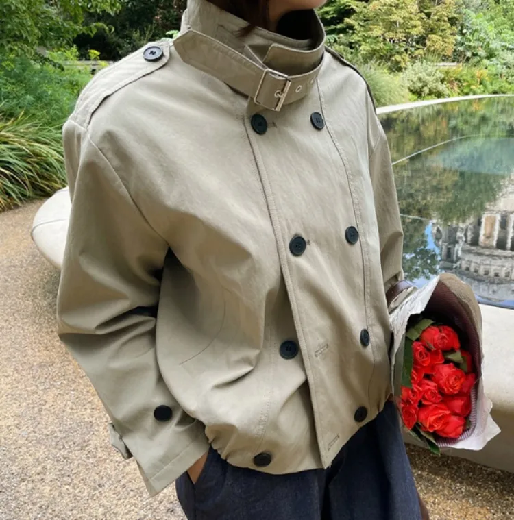 클래식한 무드의
트렌치 숏 자켓