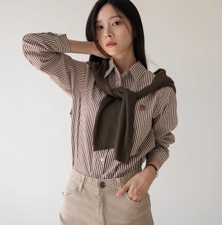 배색 줄지 패턴의 
레터링 자수가 포인트