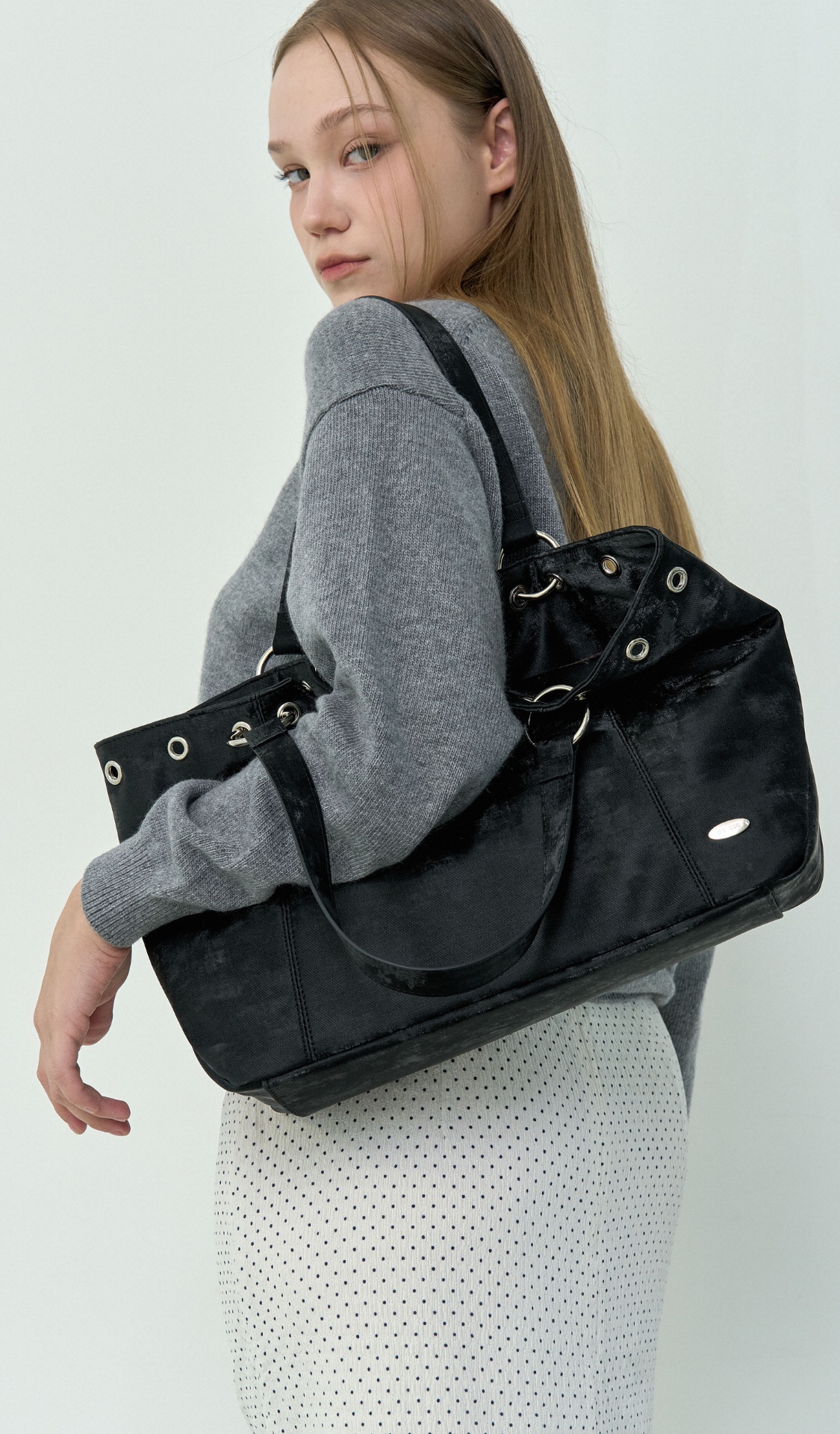 blured_고세 윈터 신상
오닉 숄더백