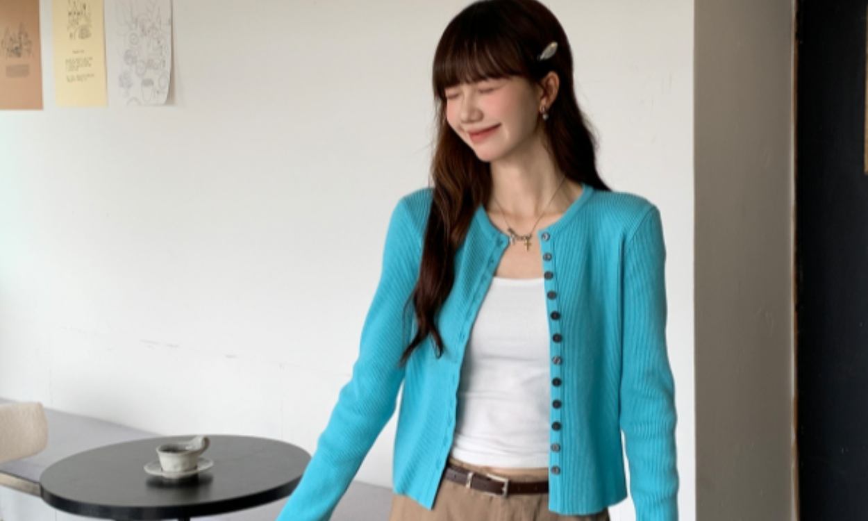 무채색 가디건 말고
아쿠아 블루 색감 포인트