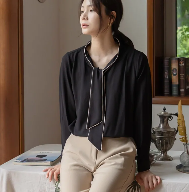 스카프를 두른듯
차분한 배색 디테일