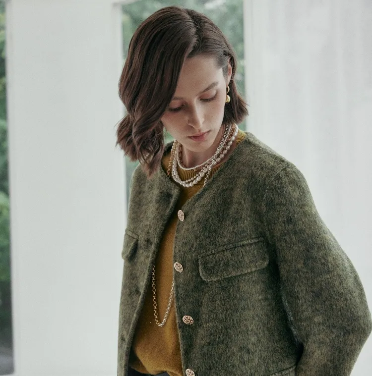 담백한 플랫포켓 실루엣
격이 다른 엠그라프 자켓