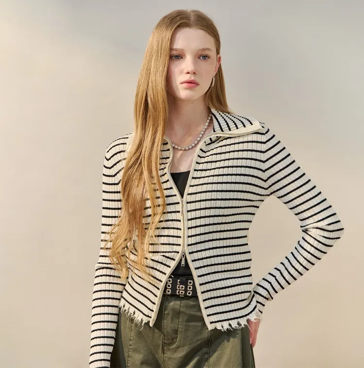 산뜻한 아름다움
하이넥 니트 집업