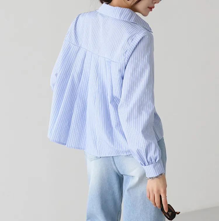 루즈하게 떨어지는 여리핏
백 플리츠 로맨틱 셔츠