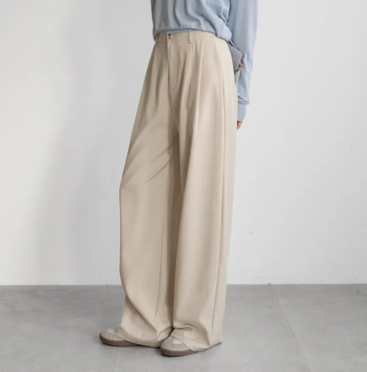 깔끔 하객룩의 정석
원핀턱으로 뱃살 커버 