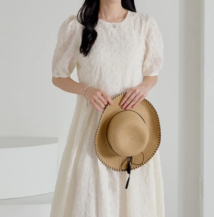 자가드 소재로 우아하게
분위기 업 페미닌 원피스