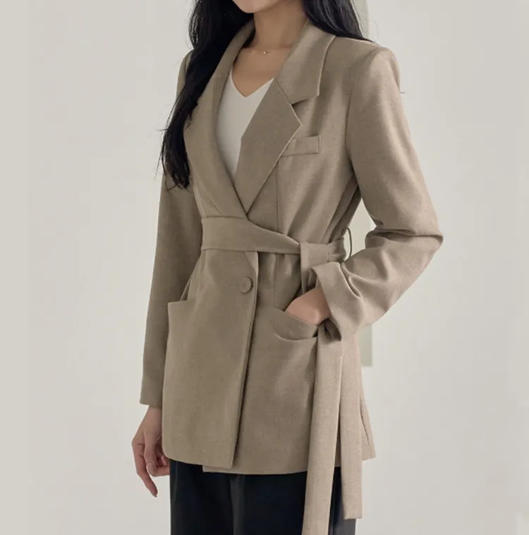 단정한 무드로 하객룩추천
스트랩 세트 카라 자켓