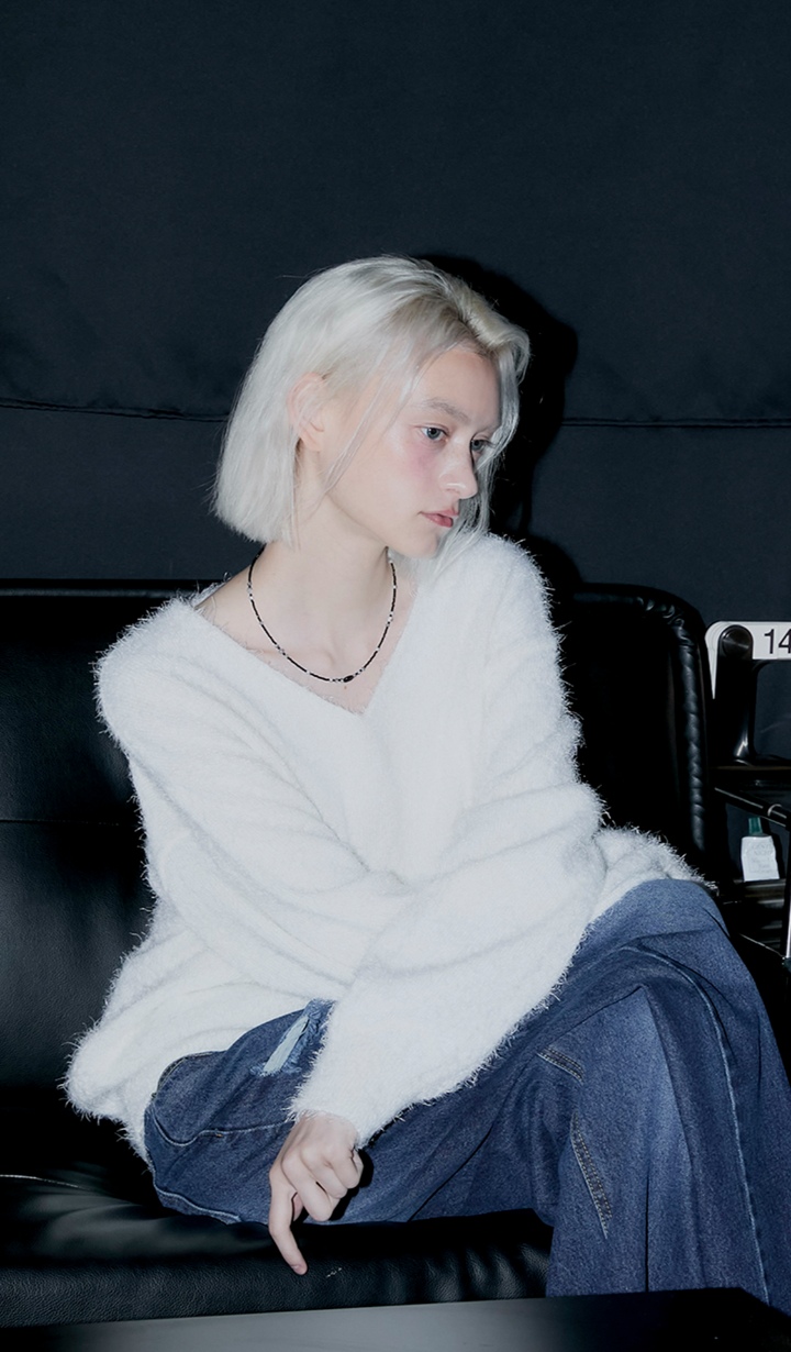 blured_치키타 협찬
헤어리 브이넥