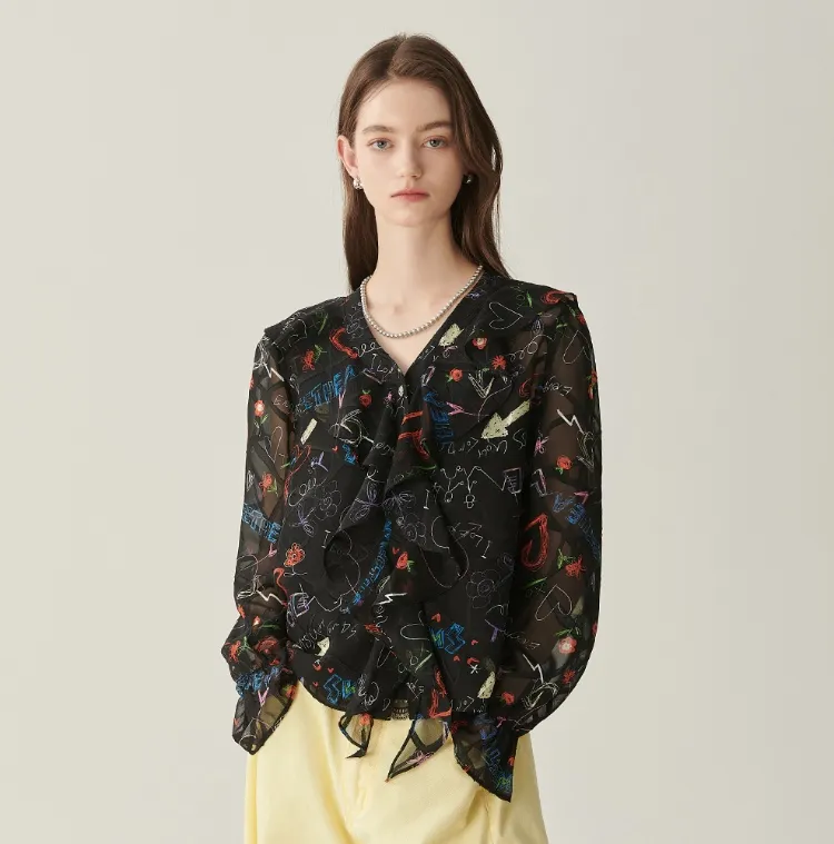 블랙 위 화려하게 수놓은
마이르핀 블라우스