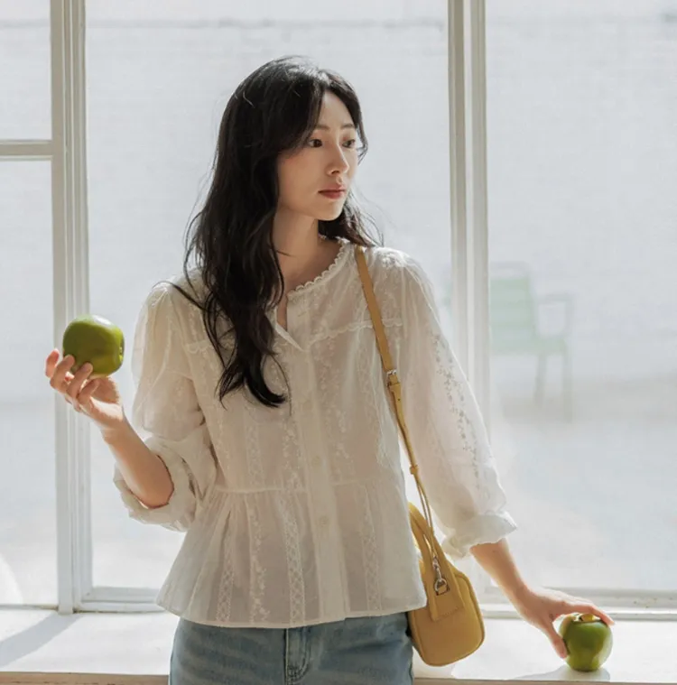 벚꽃 피크닉룩 추천
로맨틱 블라우스