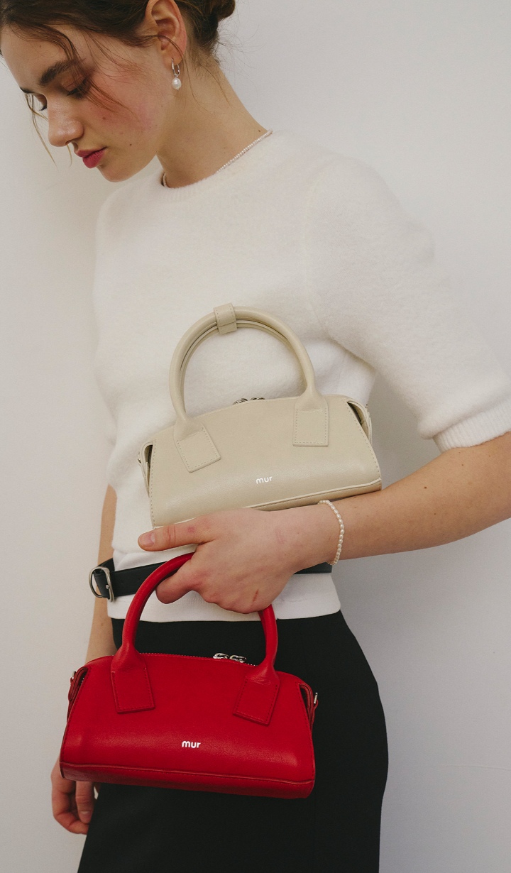 blured_포인트 컬러백 하나로
 스타일링 완성